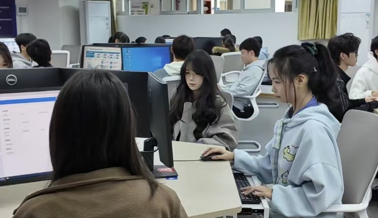 Fig. 2 Students studying in the training laboratory.png