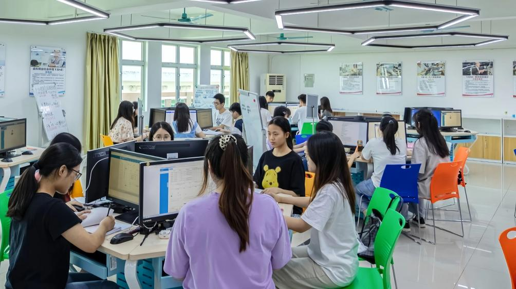 Fig. 3 Students learning in the practical training laboratory.png